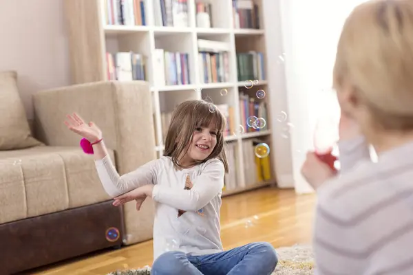 Moeder Dochter Spelen Zeepbellen Maken Plezier Hebben — Stockfoto
