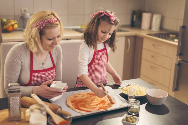 Mother Daughter Kitchen Making Pizza Daughter Spreading Ketchup Pizza Dough — Stock Photo, Image