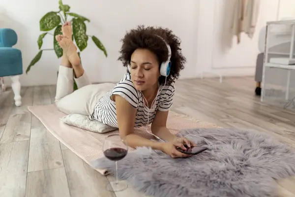 Güzel Genç Bir Kadın Oturma Odasında Yerde Uzanıyor Müzik Dinliyor — Stok fotoğraf