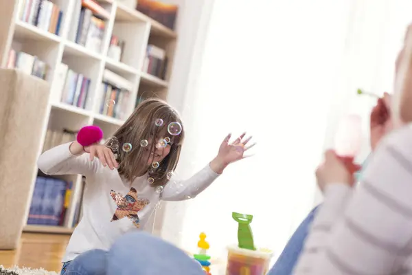 Mutter Und Tochter Spielen Machen Seifenblasen Und Haben Spaß — Stockfoto