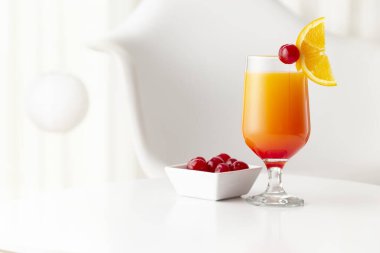 Soğuk tekila kokteyli, tekila, nar suyu ve portakal suyu ile süslenmiş portakal suyu ve maraska kirazı.