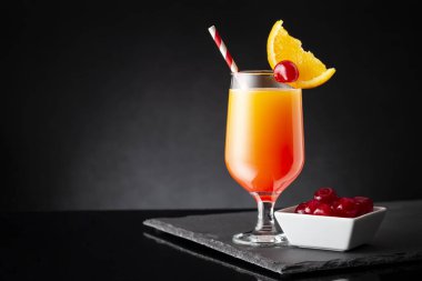 Soğuk tekila kokteyli, tekila, nar suyu ve portakal suyu ile süslenmiş portakal suyu ve maraska kirazı.