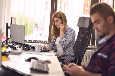 İş yerindeki çağrı merkezi operatörleri, telefon numaraları ve telefon görüşmeleri.