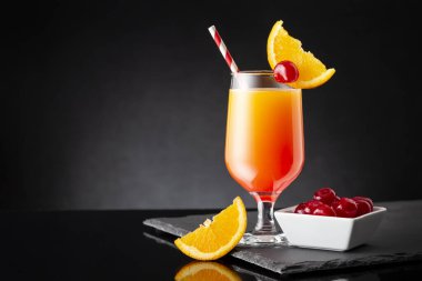 Soğuk tekila kokteyli, tekila, nar suyu ve portakal suyu ile süslenmiş portakal suyu ve maraska kirazı.