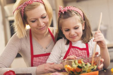 Anne kız sebze doğrayıp salata yapıyorlar.