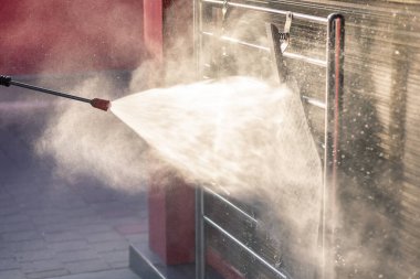 Araba yıkamada asılı araba paspaslarını yıkamanın ayrıntıları.