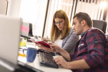 İki iş arkadaşı bir yazılım geliştirme şirketinde sabah brifinginde çalışıyor. Kadına odaklan.