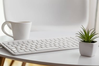 Modern bir ev içinin ayrıntıları; beyaz minimalist ofis atmosferi. Klavyeye seçici odaklanma