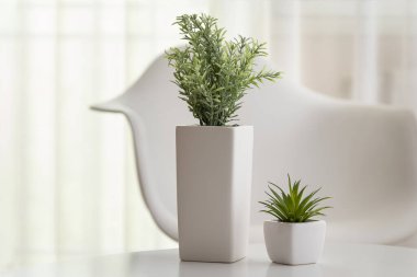 Modern, minimalist bir oturma odasının ayrıntıları.