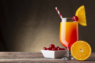 Soğuk tekila kokteyli, tekila, nar suyu ve portakal suyu ile süslenmiş portakal suyu ve maraska kirazı.