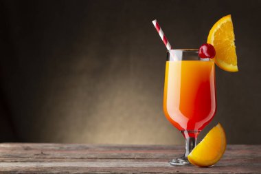 Soğuk tekila kokteyli, tekila, nar suyu ve portakal suyu ile süslenmiş portakal suyu ve maraska kirazı.