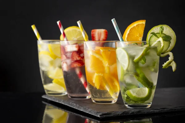 Glazen Van Geïnfundeerd Water Met Verse Aardbeien Limoen Komkommer Muntblaadjes — Stockfoto