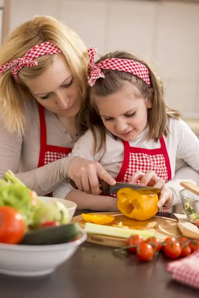 Mother Daughter Cutting Vegetables Making Salad — Stock Photo, Image
