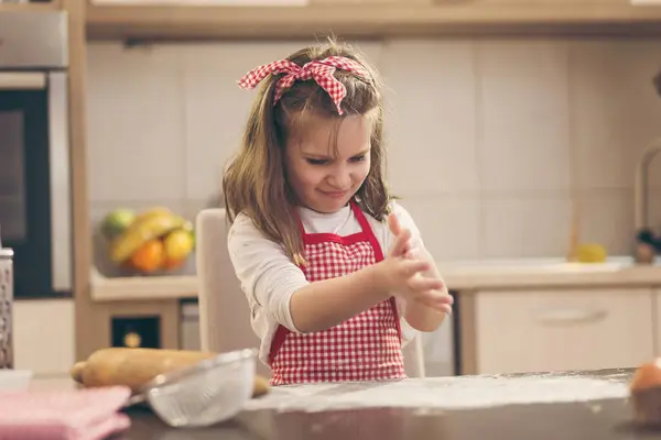 Petite Fille Joyeuse Jouant Dans Cuisine Cuisinant Des Biscuits Jouant — Photo