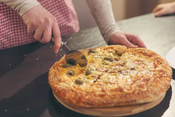 Pizza Kesicisiyle Pizza Kesen Kadın Eli Ayrıntıları Bıçak Pizzaya Odaklan — Stok fotoğraf