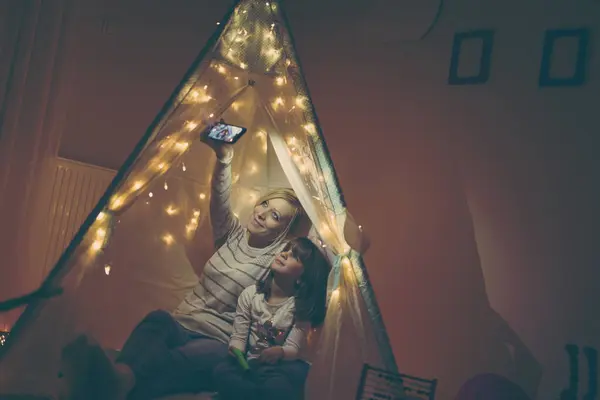 Anne Kızı Çadırda Oturup Selfie Çekiyorlar Oynuyorlar — Stok fotoğraf