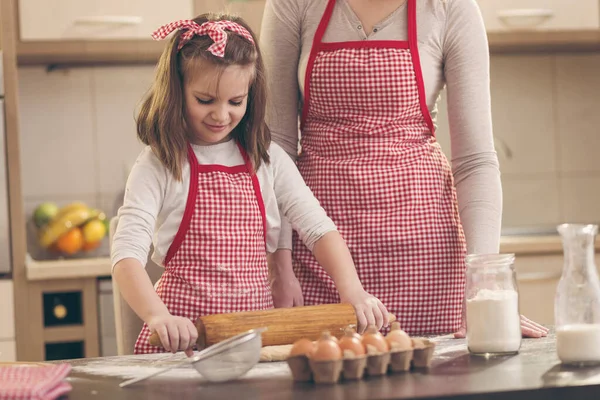 Biscuits Mère Fille Dans Cuisine Petite Fille Utilisant Rouleau Pâtisserie — Photo