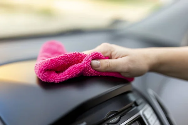 Detalhe Mão Feminina Limpando Poeira Polimento Peças Interiores Carro Com — Fotografia de Stock