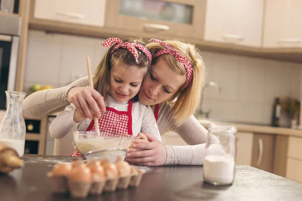 Beautiful Little Girl Helping Her Mother Kitchen Knead Pizza Dough — Stock Photo, Image