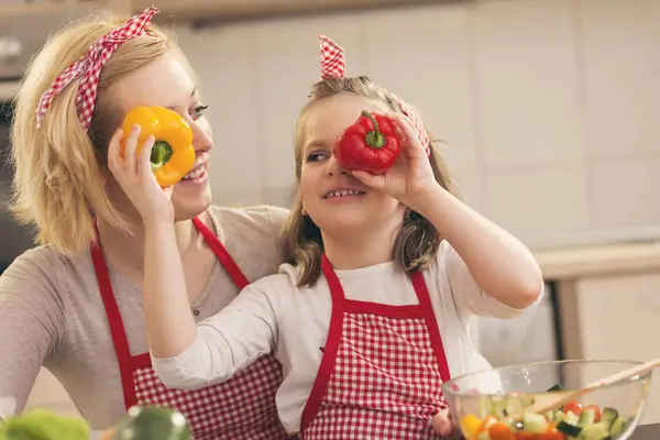 Schöne Mutter Und Tochter Haben Spaß Dabei Der Küche Salat — Stockfoto