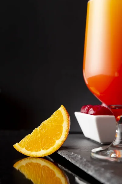 オレンジとマラスチーノチェリーのスライスで装飾されたテキーラサンライズカクテル ザクロジュースとオレンジジュースの詳細 オレンジのスライスに焦点を当てる — ストック写真