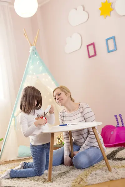 Moeder Dochter Spelen Een Speelkamer Knippen Papier Maken Decoraties — Stockfoto