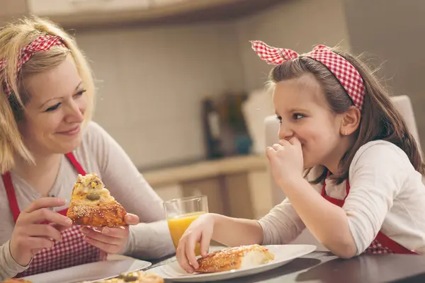 Anne Kızı Mutfakta Oturuyor Pizza Yiyor Eğleniyor Kızına Odaklan — Stok fotoğraf