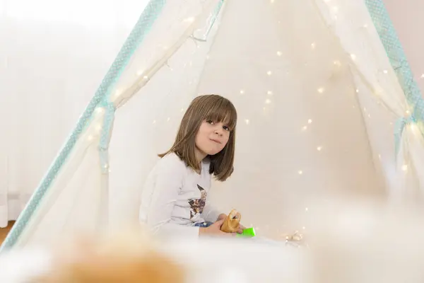 Bambina Che Gioca Una Tenda Nella Sua Sala Giochi Tiene — Foto Stock