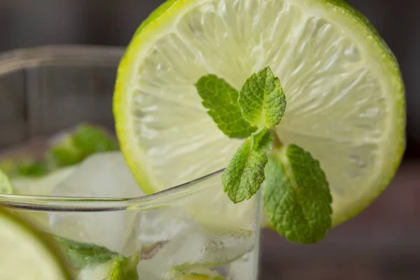 Detail Mojito Cocktail Glass Lots Ice White Rum Lemon Juice — Stock Photo, Image