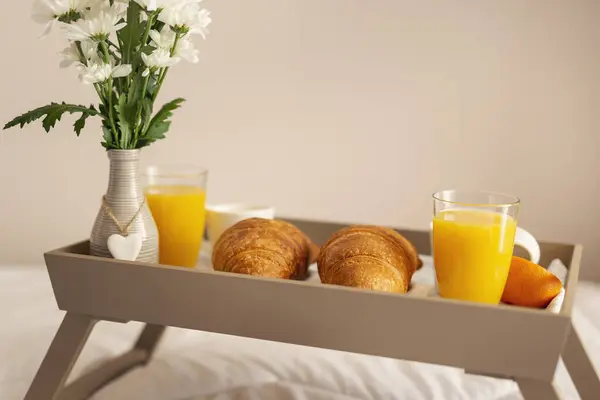 Frukostbricka Med Blomvas Apelsinjuice Croissanter Och Kaffe Placerat Sängen Selektivt — Stockfoto