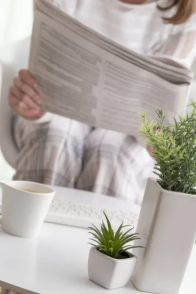 Vrouw Een Stoel Een Pyjama Kranten Lezen Ochtends Koffie Drinken — Stockfoto