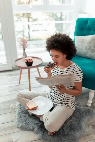 Mooie Jonge Gemengde Ras Vrouw Ontspannen Thuis Krant Lezen Ontbijten — Stockfoto