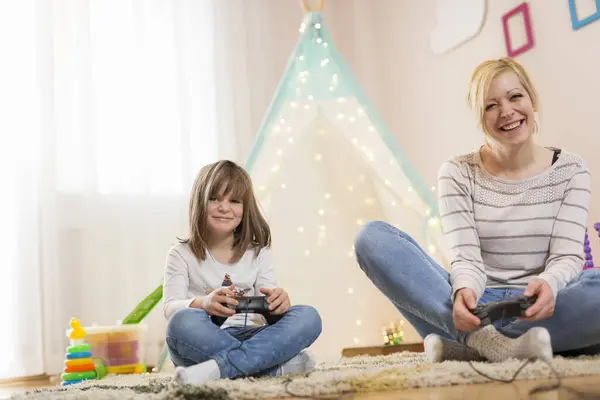Moeder Dochter Zitten Vloer Een Speelkamer Spelen Videospelletjes Hebben Plezier — Stockfoto