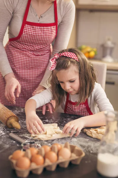 Anne ve kızı mutfakta eğleniyor, birlikte vakit geçiriyor ve rulo yapıyorlar.
