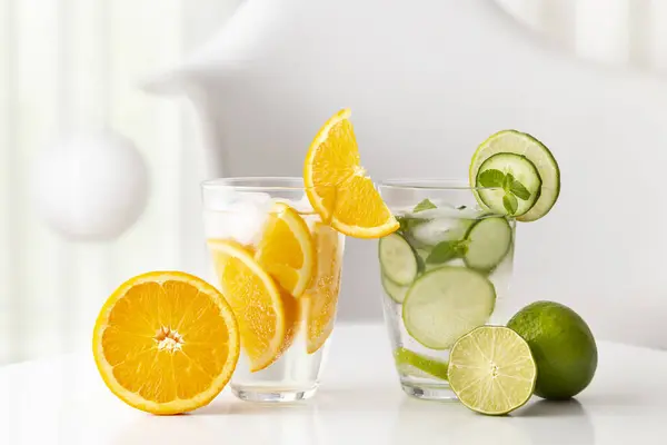 Bril Van Geïnfundeerd Water Met Verse Limoen Komkommer Muntblaadjes Sinaasappelschijfjes — Stockfoto