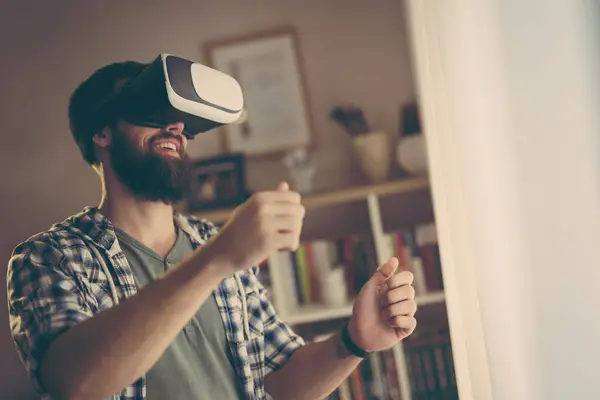 Молодой Человек Наслаждается Отдыхом Играя Симулятор Вождения Очках Виртуальной Реальности — стоковое фото