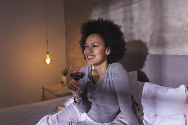 Mujer Con Pijama Sentada Cama Bebiendo Vino Disfrutando Del Tiempo — Foto de Stock