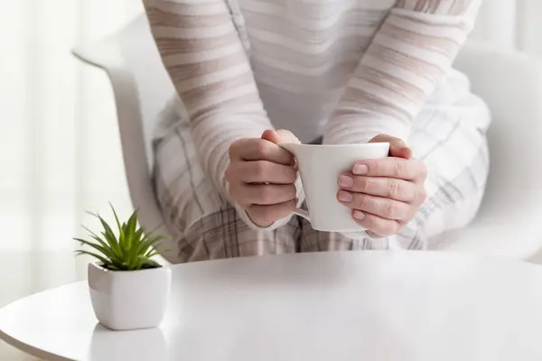Detail Van Vrouwelijke Handen Die Een Kop Verse Hete Koffie — Stockfoto