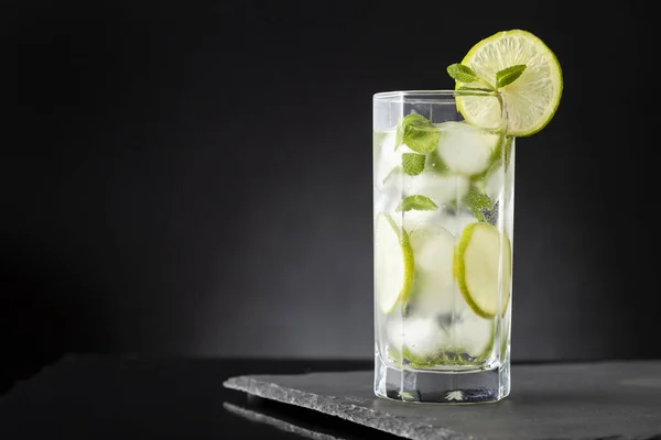 Mojito Cocktail Met Veel Ijs Witte Rum Citroensap Tonic Versierd — Stockfoto