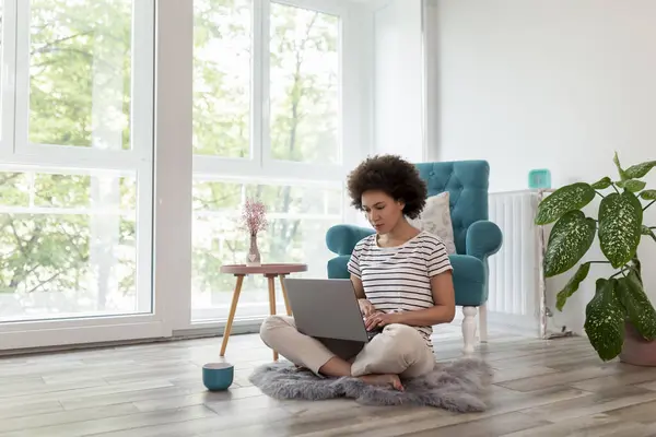 Oturma Odasının Zemininde Oturan Dizüstü Bilgisayarda Çalışan Kahve Içen Serbest — Stok fotoğraf