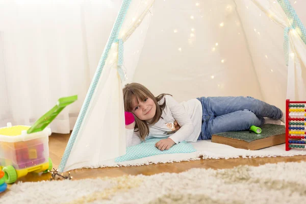 Kleines Mädchen Spielt Einem Zelt Einem Spielzimmer — Stockfoto