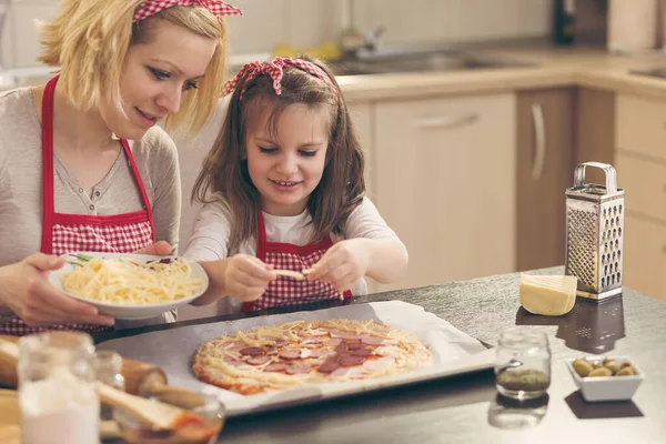 Mama Córka Kuchni Robią Pizzę Kładą Ser Pizzę Skup Się — Zdjęcie stockowe