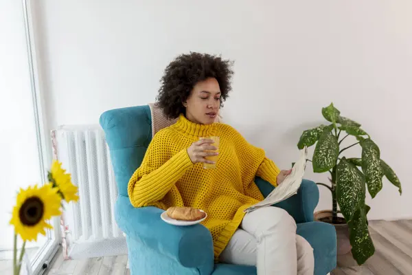 집에서 휴식을 취하고 의자에 앉아서 신문을 식사를하는 아름다운 레이스 — 스톡 사진