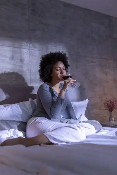 레이스 침대에 와인을 마시고 집에서 휴식을 잠옷을 — 스톡 사진