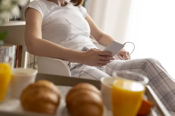 Détail Une Femme Pyjama Assise Dans Chambre Tenant Téléphone Portable — Photo