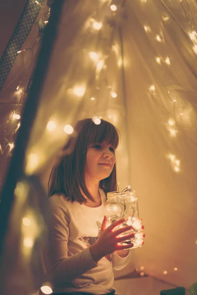 Gadis Bermain Teepee Memegang Stoples Penuh Dengan Lampu Natal — Stok Foto