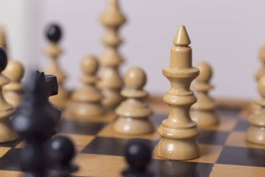 Tahta bir satranç tahtası ve taşları yakın çekim. Seçici odak