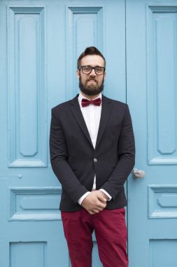 Düğün gününde sakallı genç ve yakışıklı bir adamın portresi.