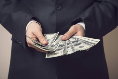 Takım elbiseli bir iş adamı anlaşma için rüşvet teklif ediyor. Seçici odak