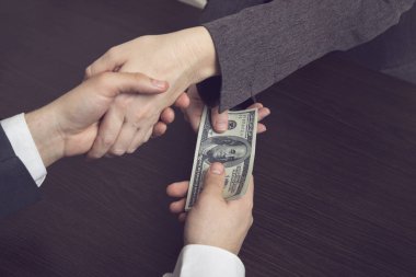 Bozuk işadamı bir el sıkışması ile anlaşma mühürleme ve rüşvet para alma